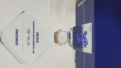 Kỹ sư TK Vũ Văn Hải nhận chứng chỉ tận tụy cống hiến 10 năm cho Samsung SEVT